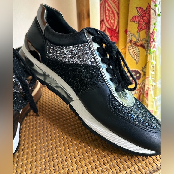 Michael Kors Sneakers! Perfect for fall, excellent pre-owned condition! Size 9🖤 - Picture 2 of 8